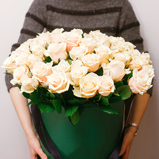 Белые розы в коробке<span style="font-style: italic;"></span>